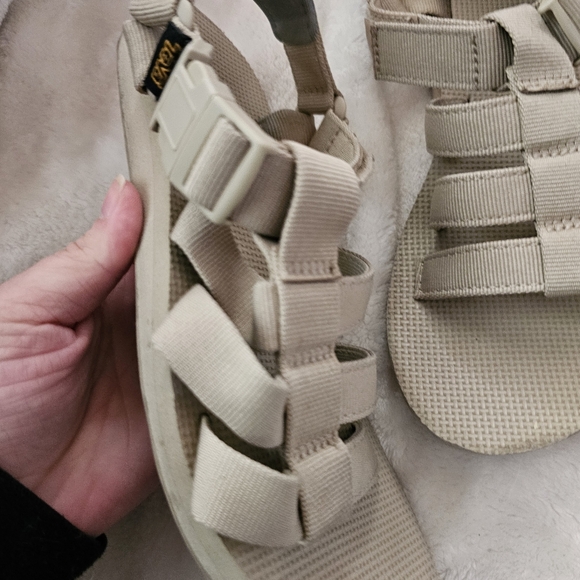 Sold via Insta - Picture 3 of 8